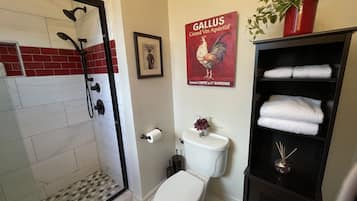 Baignoire, sĂšche-cheveux, serviettes fournies, savon