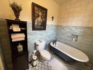 Bathtub, hair dryer, towels, soap - Treme Townhouse, elegant living, steps to the French Quarter (New Orleans)