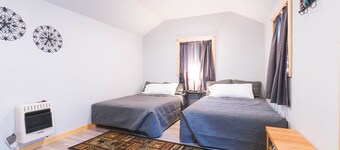 New! Sweet little cabin, Hiking, Fishing, BBQs, fire pits and picnic tables