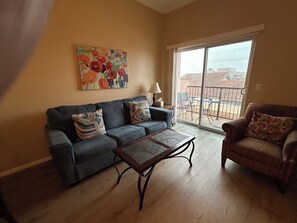 Smart TV, fireplace, DVD player, books - Great location with some ocean views! (Pismo Beach)