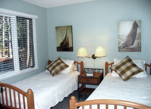 2 soveværelser, pengeskab på værelset, skrivebord, strygejern/strygebræt