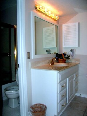 Kombination af bruser/badekar, hårtørrer, håndklæder, Sæbe