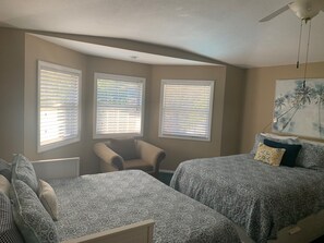 2 habitaciones, tabla de planchar con plancha y cuna de viaje 