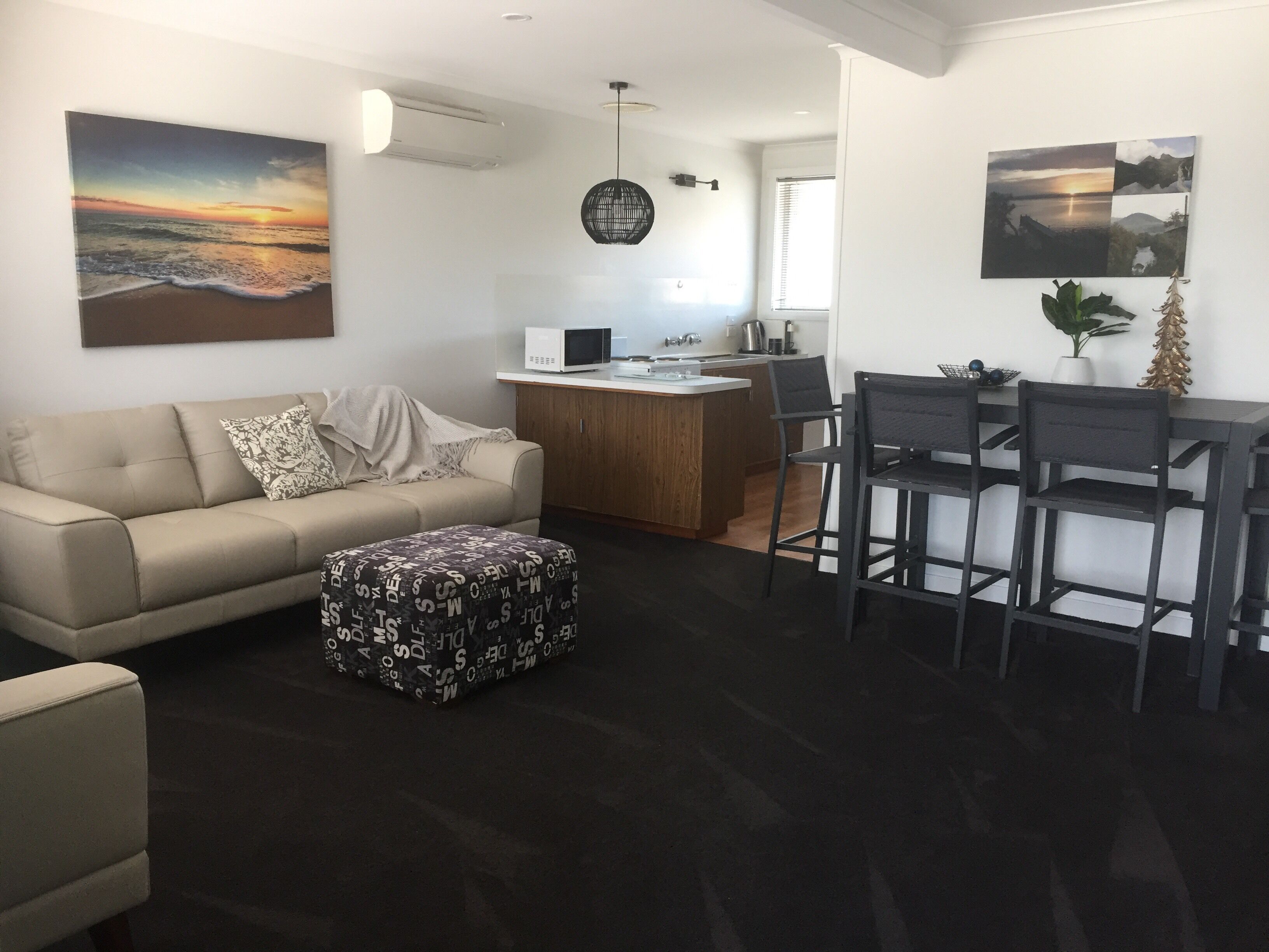 Bridport Old Pier 2 bedroom apartments 1-3. Full kitchen Pet friendly on request — image 7