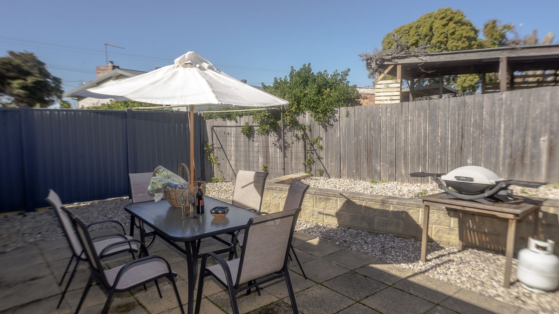 Bridport Old Pier 2 bedroom apartments 1-3. Full kitchen Pet friendly on request — image 3