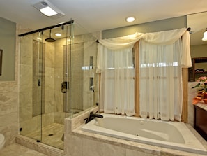 Combined shower/tub, jetted tub, hair dryer, towels - A touch of TX Hill Country-SOCO Austin, Big 5BR, SwimSPA-seats 10, Sauna, 7 Beds (Austin)