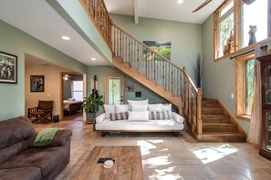 TV connectée, cheminée, table de tennis de table, livres