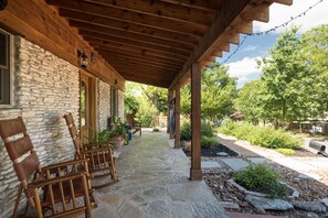 Terrace/patio - A touch of TX Hill Country-SOCO Austin, Big 5BR, SwimSPA-seats 10, Sauna, 7 Beds (Austin)