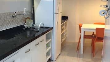 Kylskåp, mikrovågsugn, ugn och spishäll