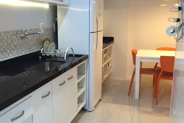 Geladeira, micro-ondas, fogão, cooktop