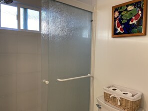 Dusche, Haartrockner, Handtücher, Toilettenpapier