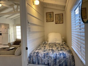 1 bedroom, iron/ironing board, WiFi, bed sheets - Immensely Charming Apartment on Balboa Island (Newport Beach)