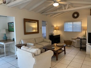 TV, books - Immensely Charming Apartment on Balboa Island (Newport Beach)