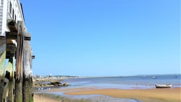 In Strandnähe, Liegestühle, Strandtücher