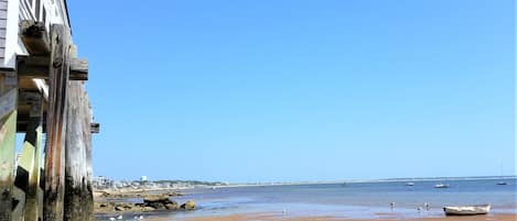 Beach nearby, sun-loungers, beach towels