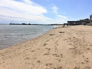 Nær stranden, solsenger og strandhåndklær