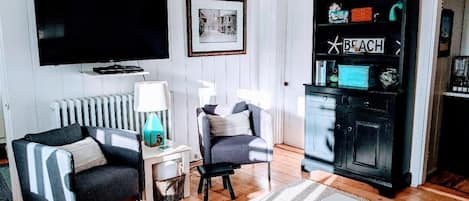 Smart-tv, dvd-spelare, böcker och ett filmbibliotek
