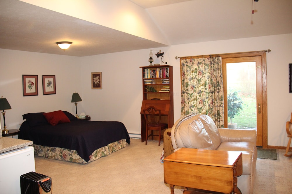 Beautiful Garden Apartment Easy Access to Akron, Cleveland, and Amish Country