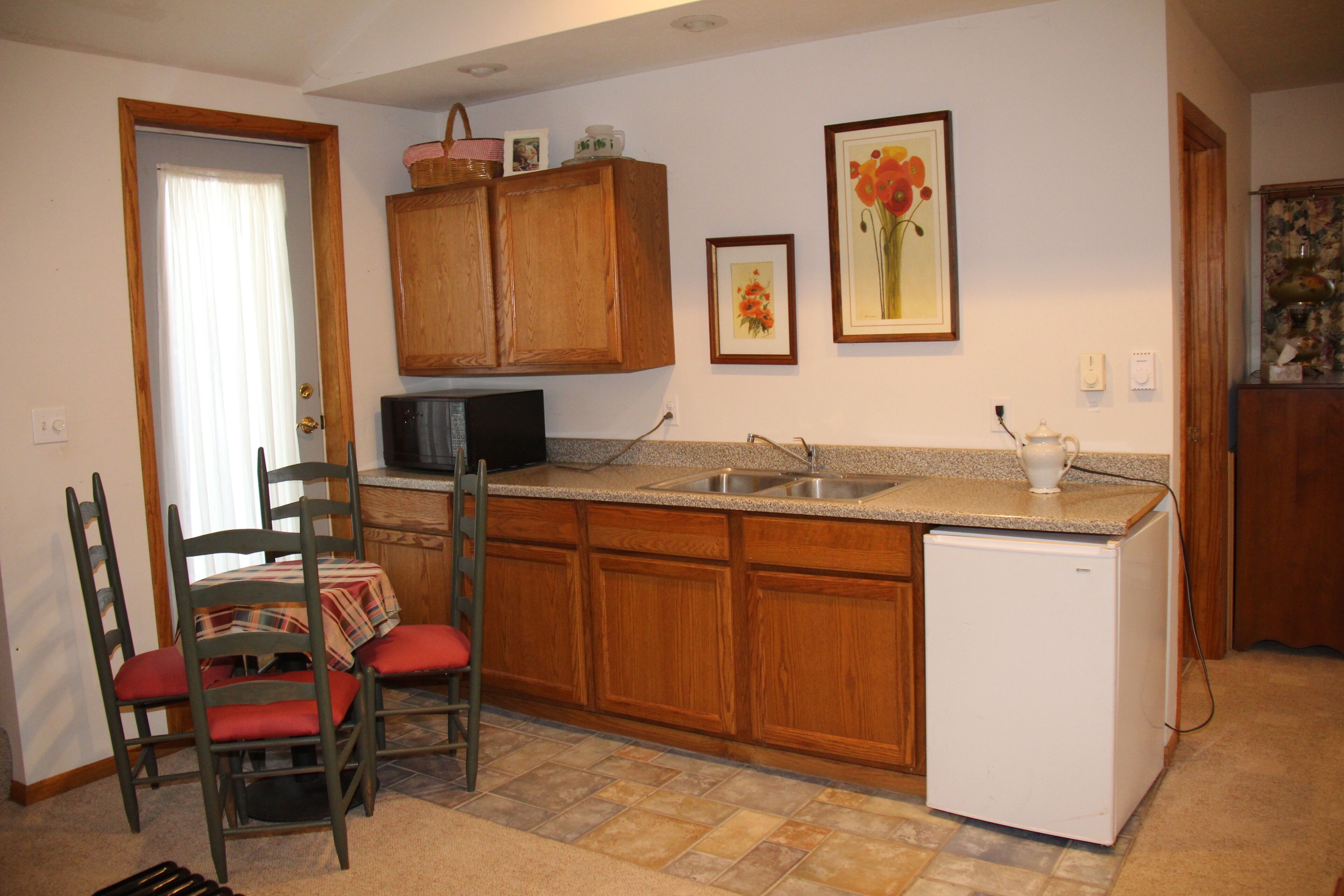 Beautiful Garden Apartment Easy Access to Akron, Cleveland, and Amish Country