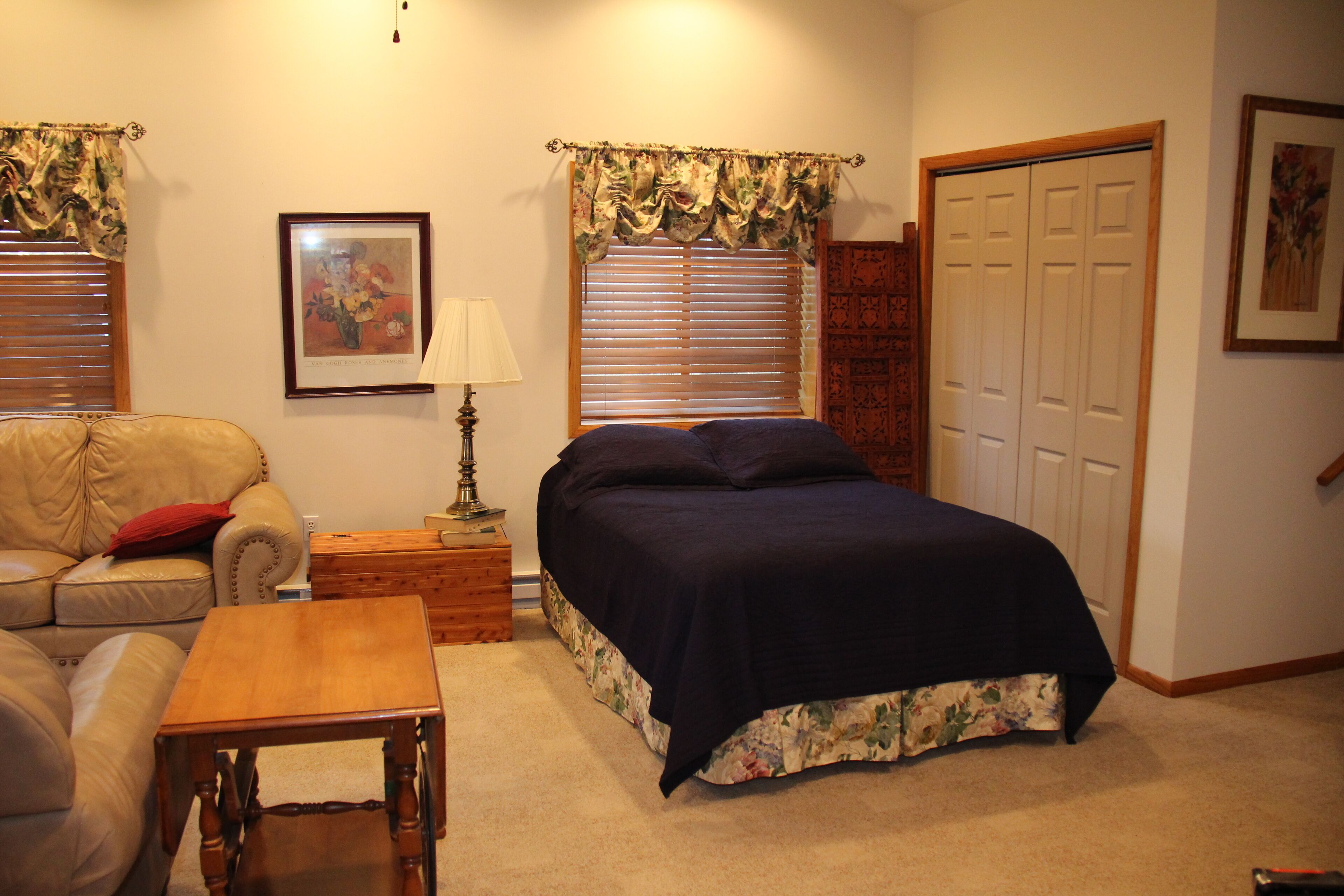 Beautiful Garden Apartment Easy Access to Akron, Cleveland, and Amish Country