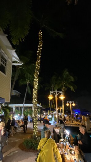 Outdoor dining - Tropical Paradise on Singer Island (palm beach shores)