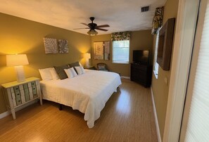 5 habitaciones, escritorio y tabla de planchar con plancha 