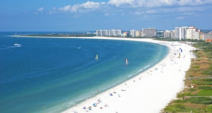 Perfect location, 5 Min walk to beach and JW Marriott, Completely Updated,