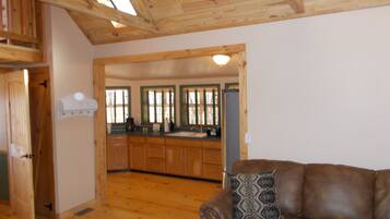 Una televisión, videojuegos, un reproductor de DVD, libros