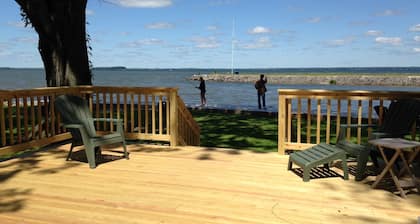 Gema # 2 de navegación / pesca recientemente renovada en el lago Oneida, cerca de Bridgeport, Nueva York.