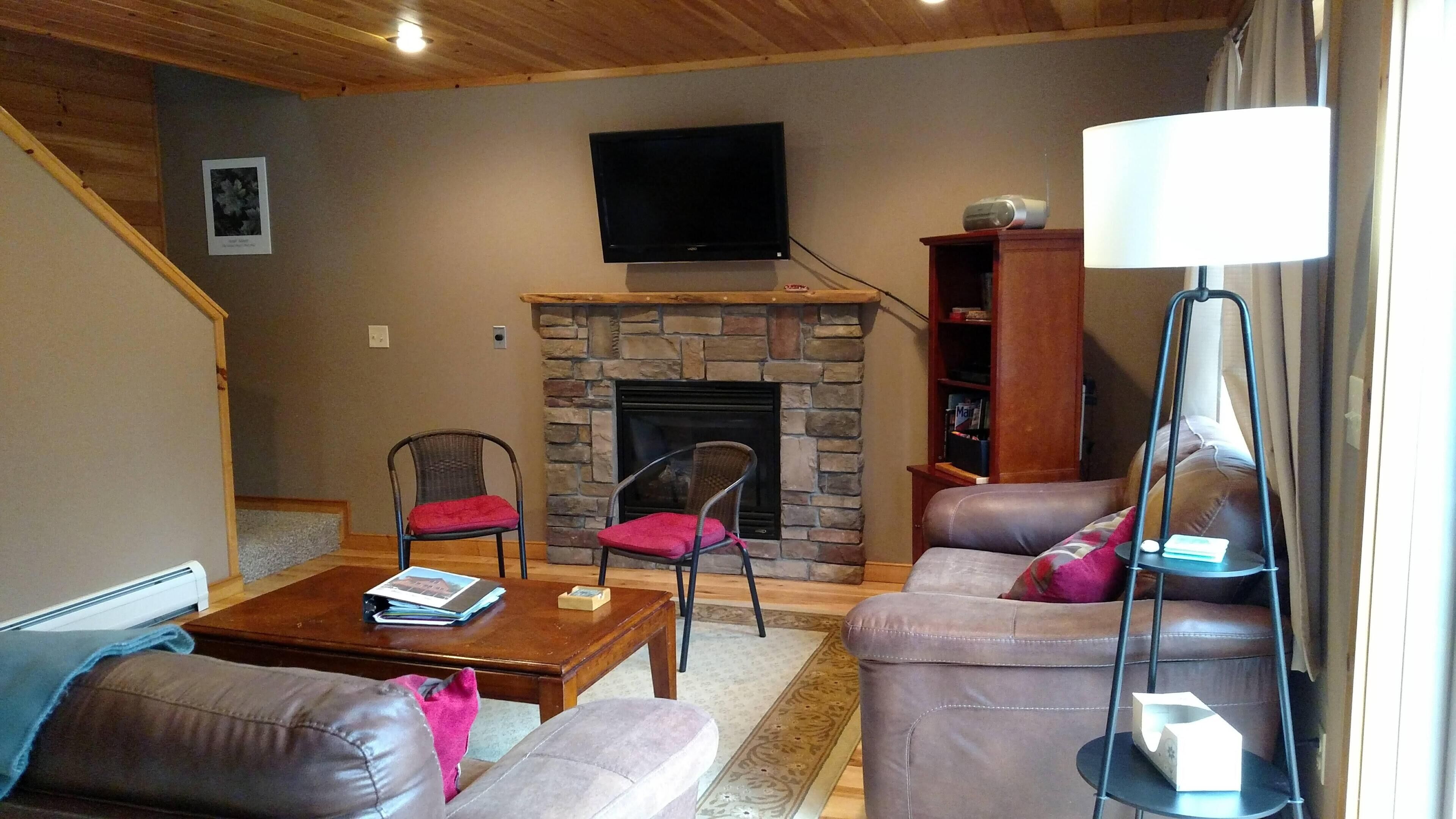 Comfortable four season Chalet minutes to all amenities