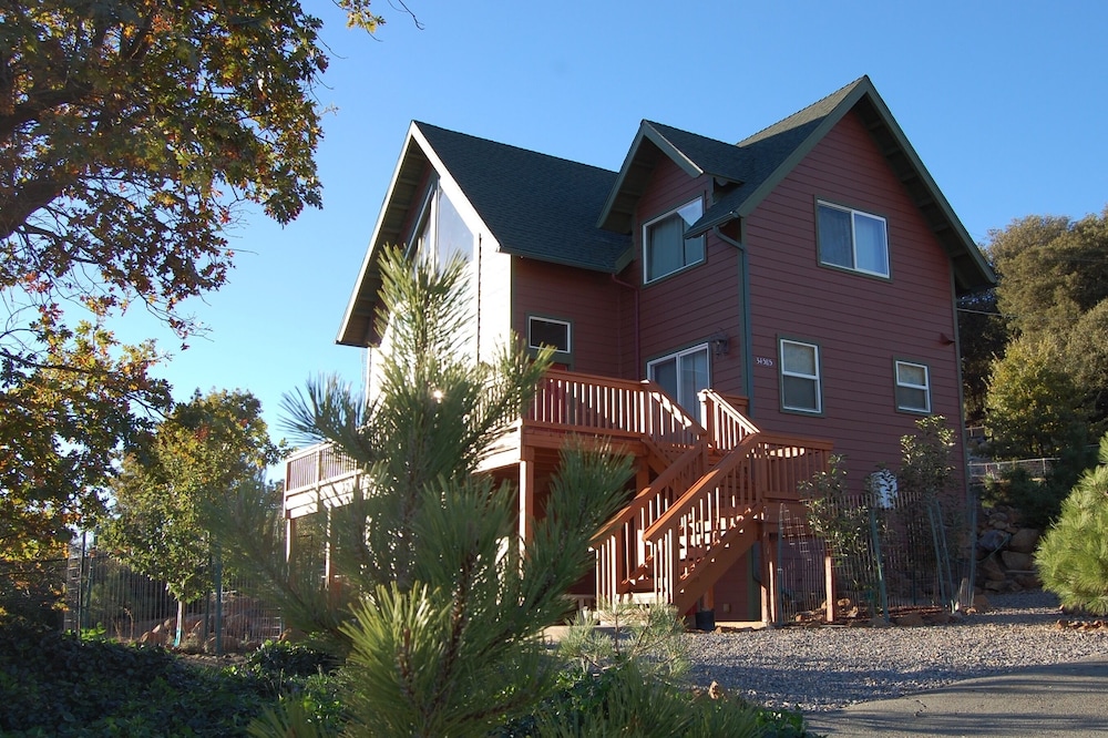 Gorgeous Lake View, next to meadow, WiFi, Game Room, wildlife