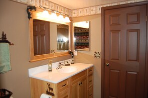 Duschwanne, Haartrockner, Handtücher, Seife