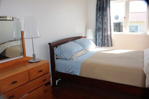 3 bedrooms, desk, iron/ironing board, travel cot - Sea Urchin Cottage offers a tranquil and picturesque escape from the city.  (Kaiaua)