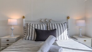 4 bedrooms, desk, iron/ironing board, free WiFi