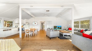 Interior - Torcello: Waterfront on the Bay by HolidayCo. (HARDYS BAY)