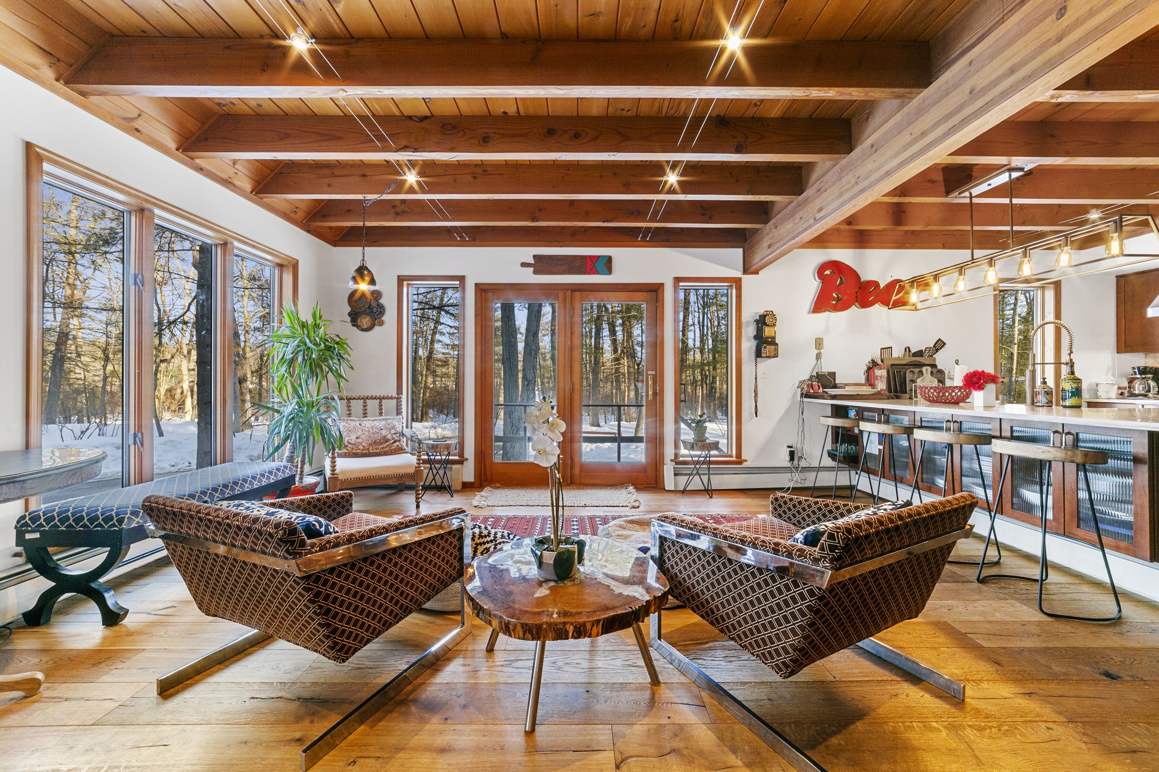 Lakehouse in the Woods- 2 Hours from NYC- 5 bedroom- 4,300 sq ft Newly Renovated