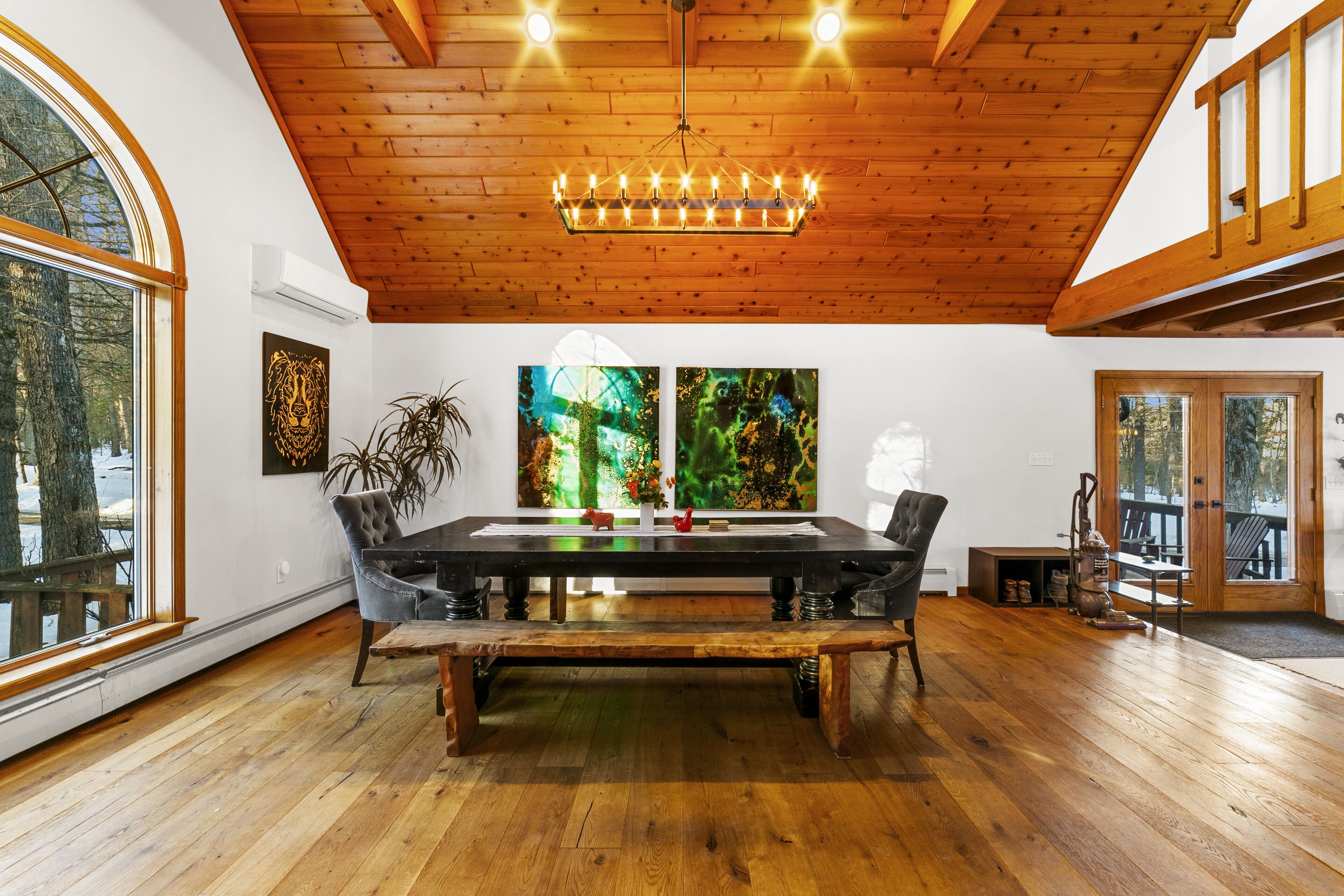 Lakehouse in the Woods- 2 Hours from NYC- 5 bedroom- 4,300 sq ft Newly Renovated