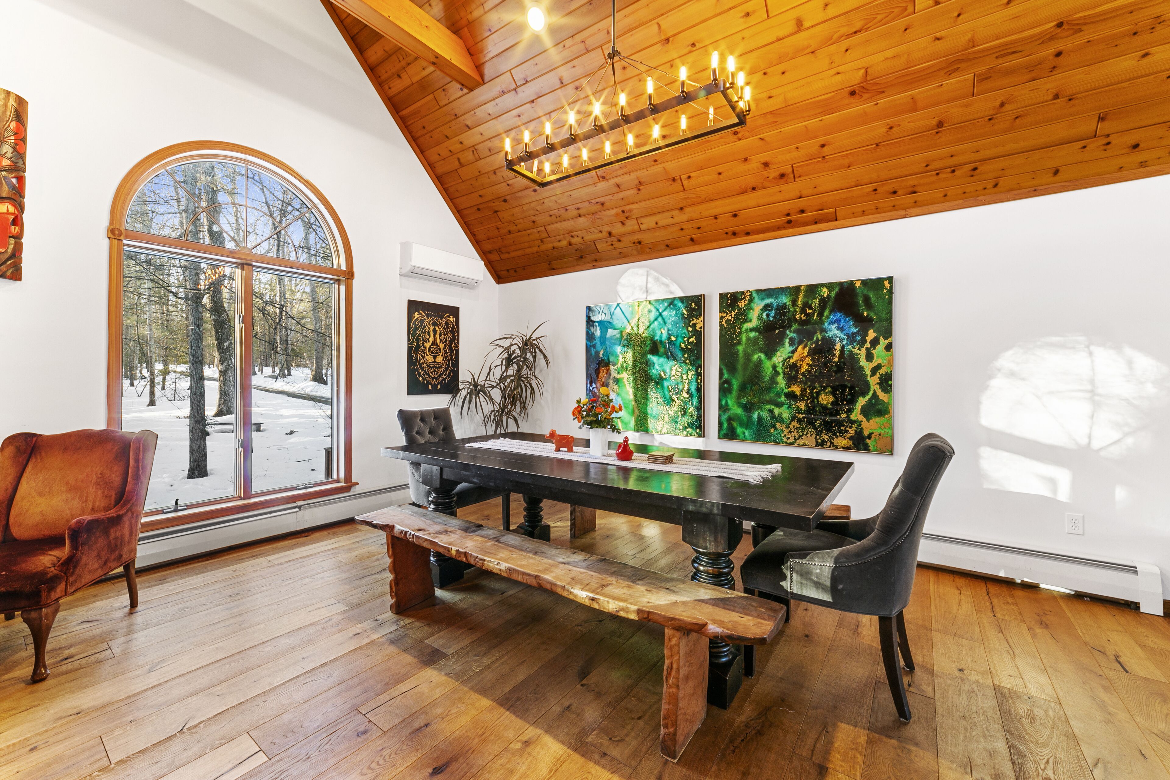 Lakehouse in the Woods- 2 Hours from NYC- 5 bedroom- 4,300 sq ft Newly Renovated