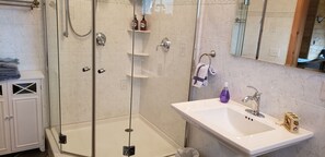 Combined shower/bathtub, hair dryer, towels, soap