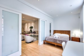 4 soverom, skrivebord, strykejern/-brett og wi-fi (inkludert)