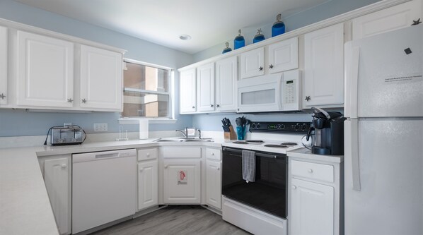 Kühlschrank, Mikrowelle, Ofen, Herdplatte