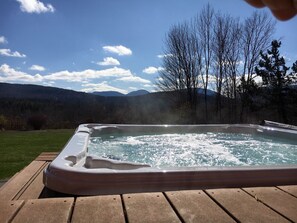 Outdoor spa tub - Holiday Special! Hot tub, gourmet kitchen, Slopes 5 mins away, Come enjoy! (Tannersville)