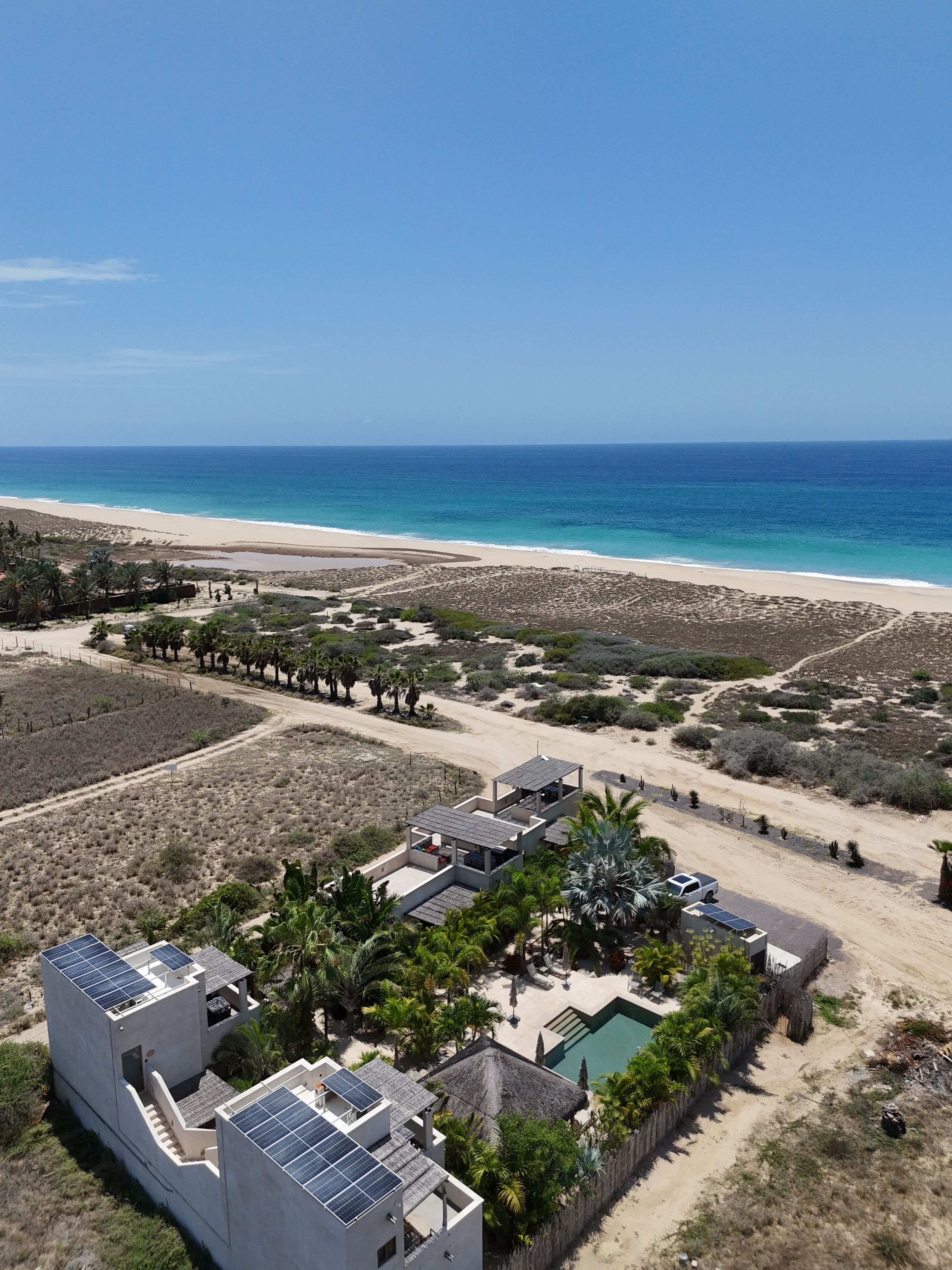 Ein Küstenanwesen mit Strandblick, Solaranlage und Swimmingpool.