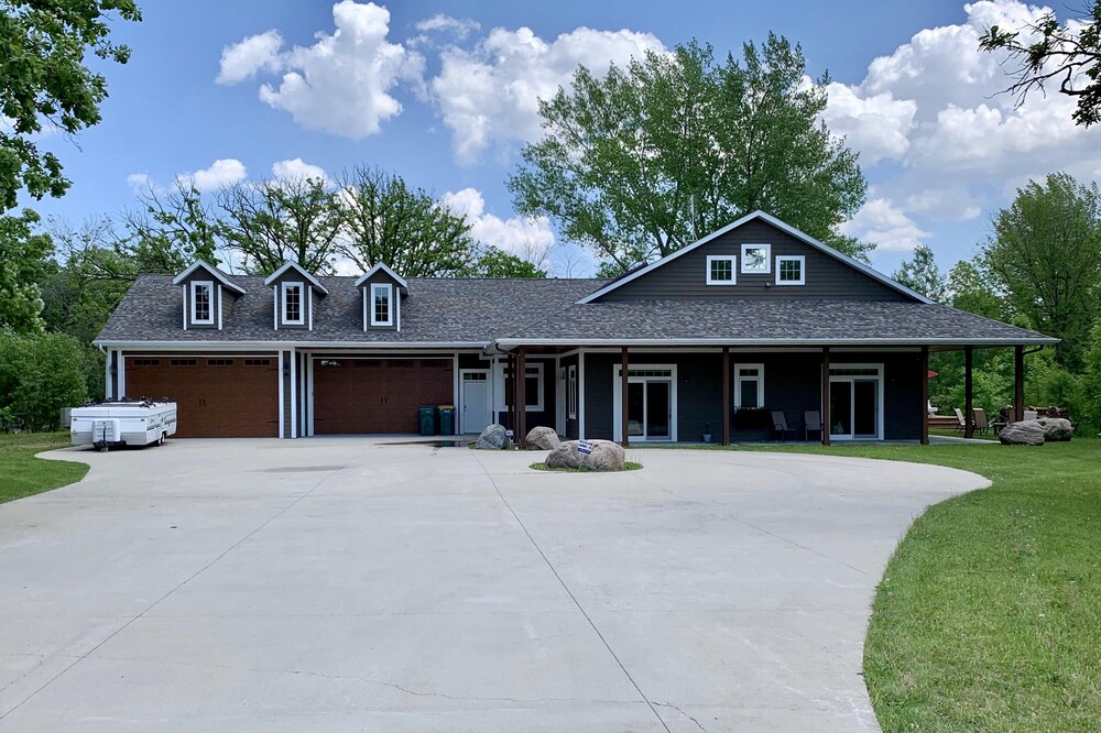 Maple Drive Lodge Getaway - Perfect for Large Groups!