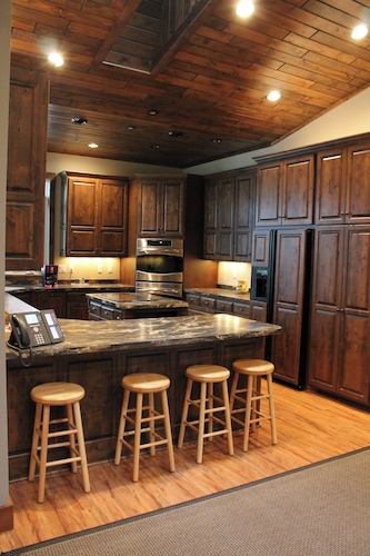 Maple Drive Lodge Getaway - Perfect for Large Groups!