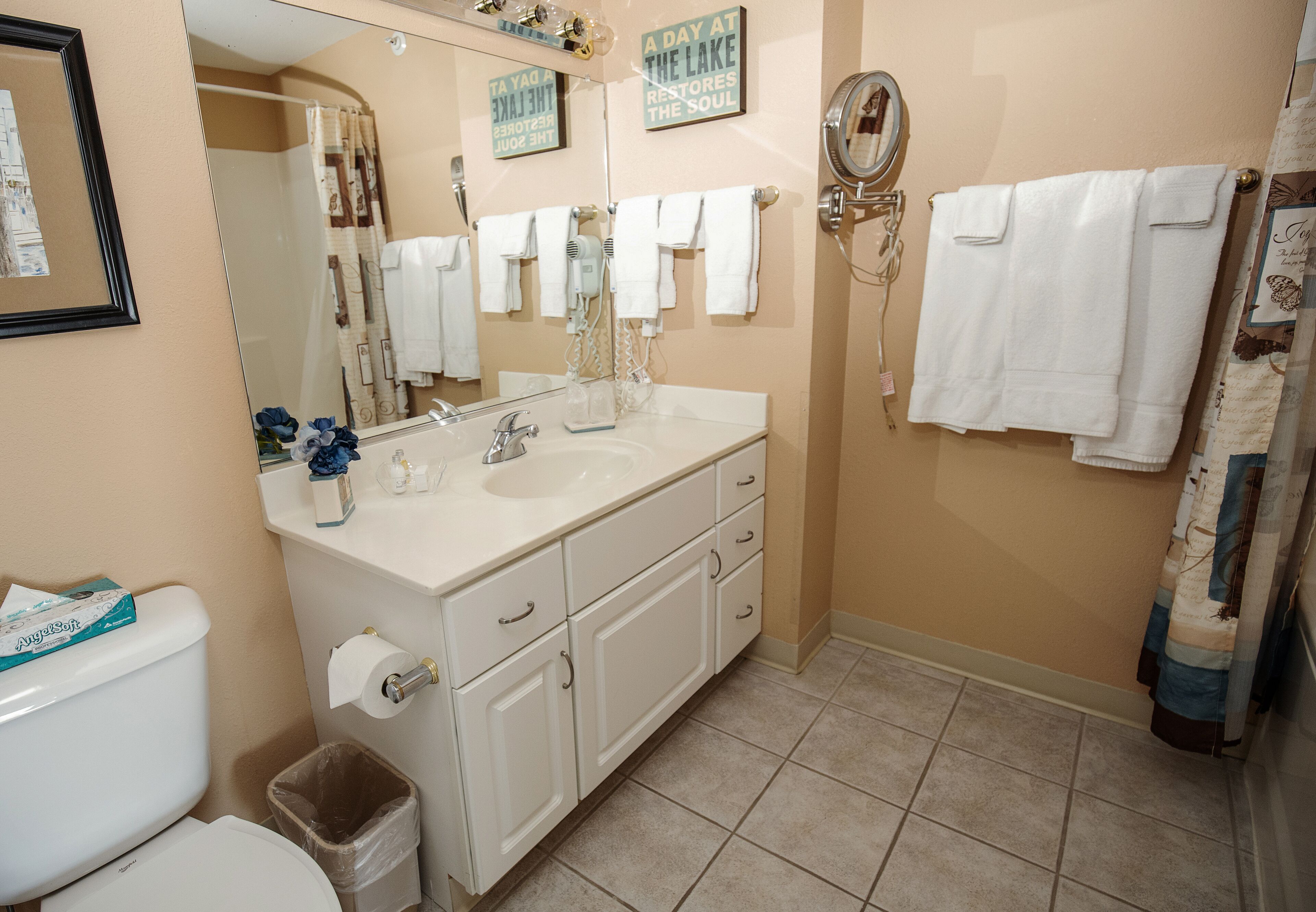 319 - Modern 2 Bed Lake View Condo w/Gorgeous Views