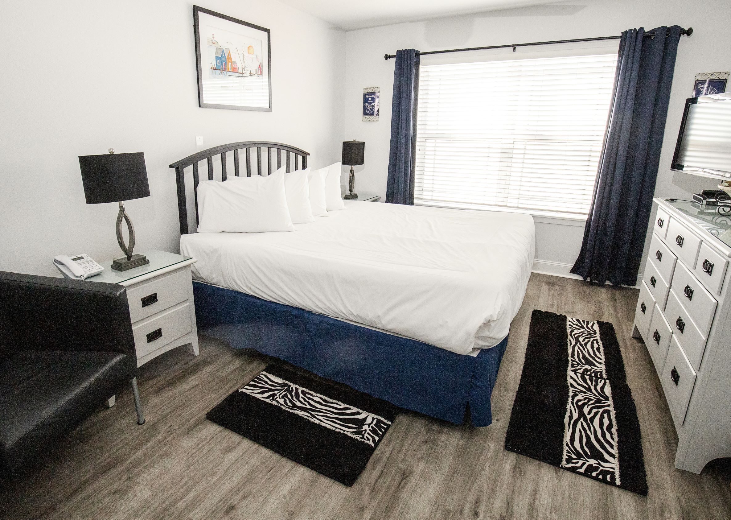 319 - Modern 2 Bed Lake View Condo w/Gorgeous Views