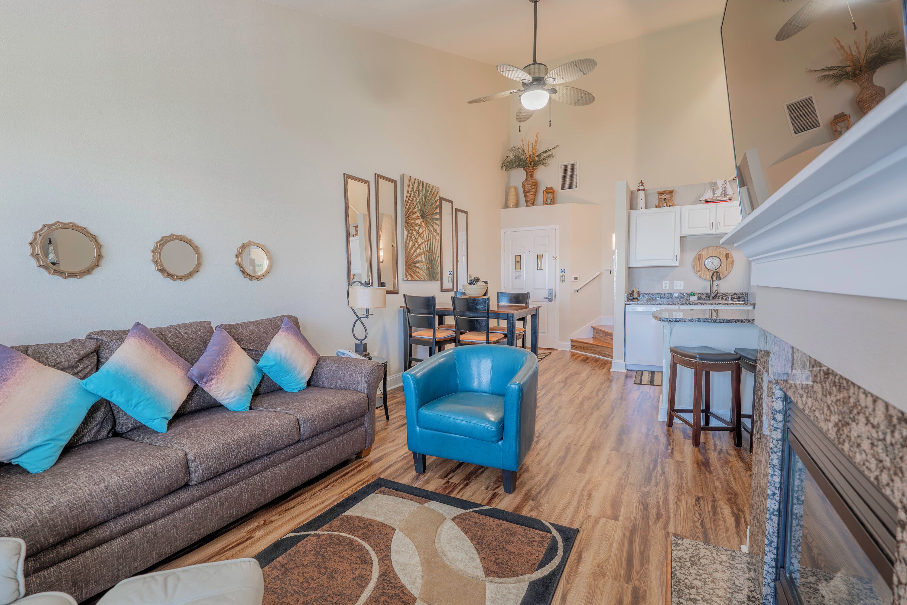 319 - Modern 2 Bed Lake View Condo w/Gorgeous Views