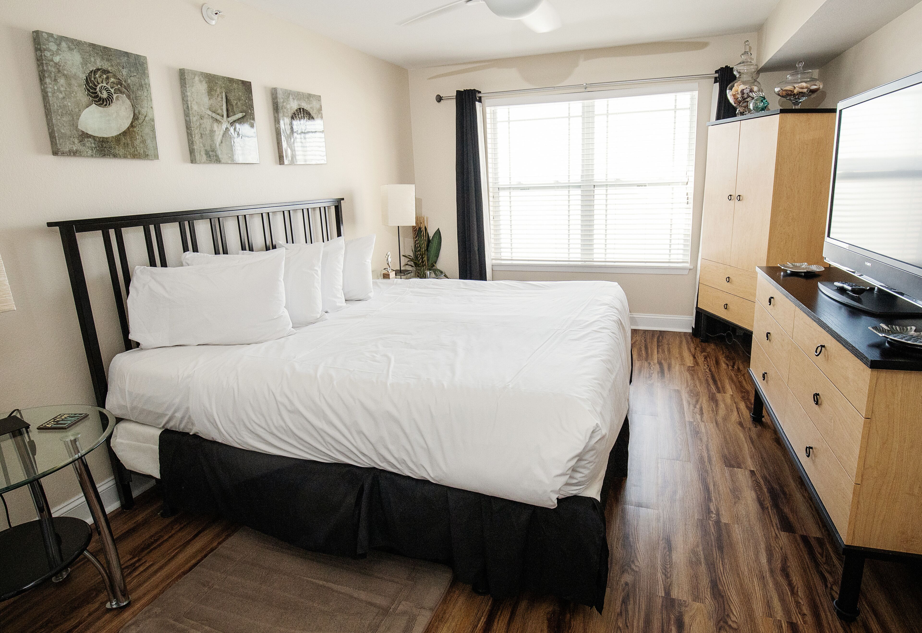 319 - Modern 2 Bed Lake View Condo w/Gorgeous Views