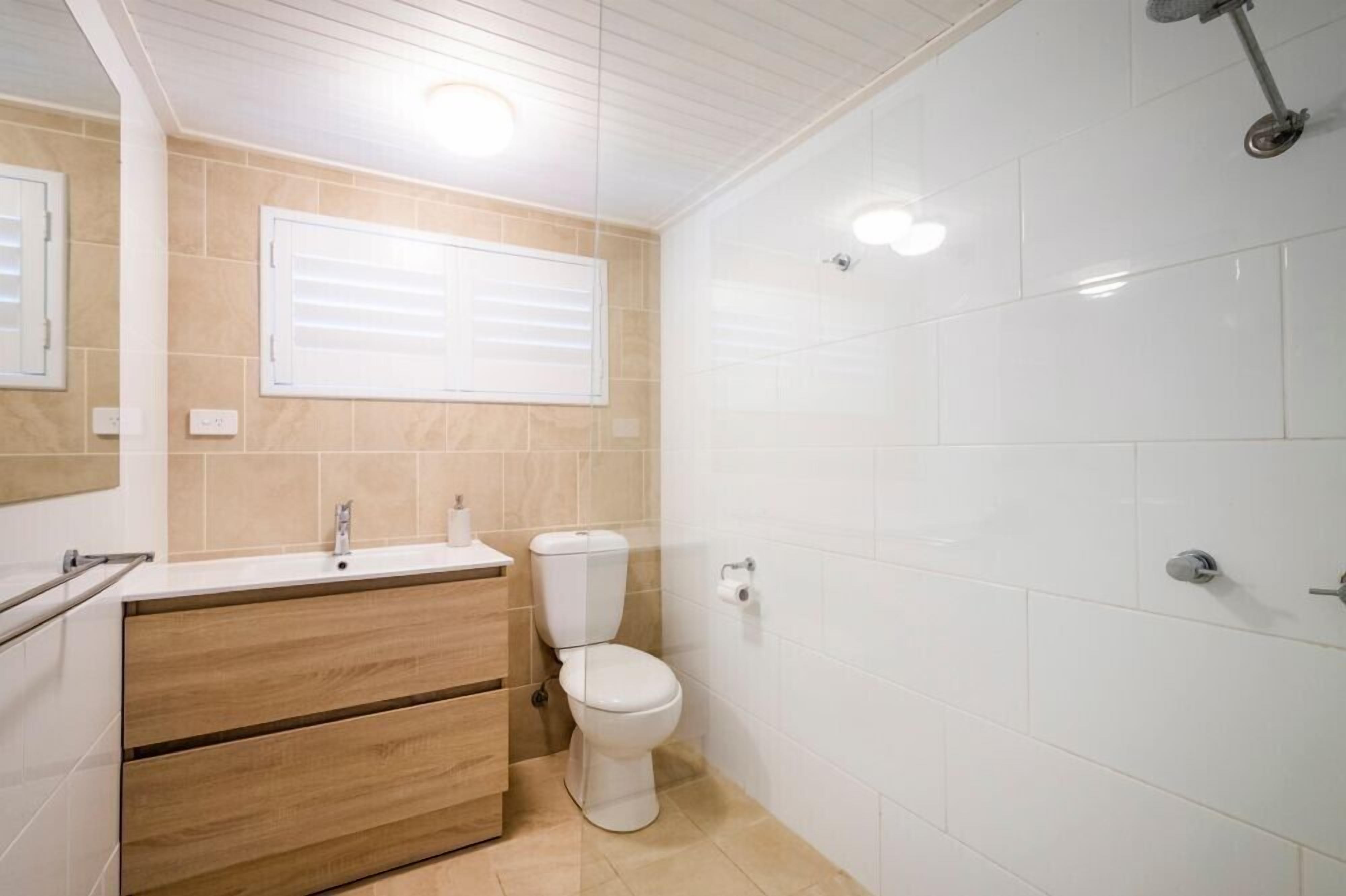 Dusj, hårføner og håndklær